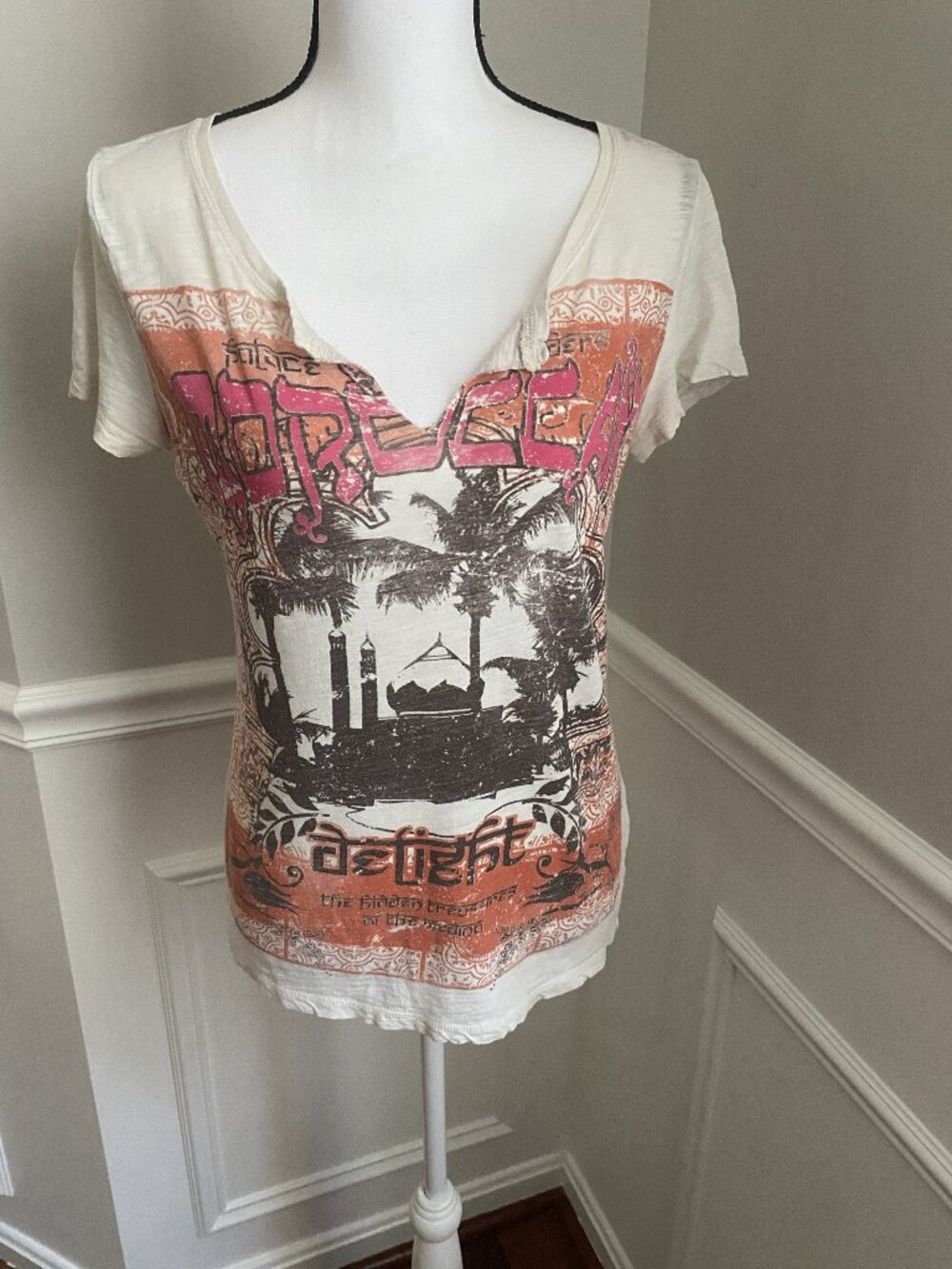 Lucky Brand Graphic Tee V-neck size Medium